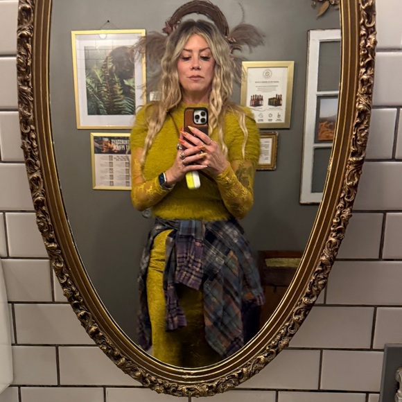 Meet your Posher, Laura - Picture 2 of 2